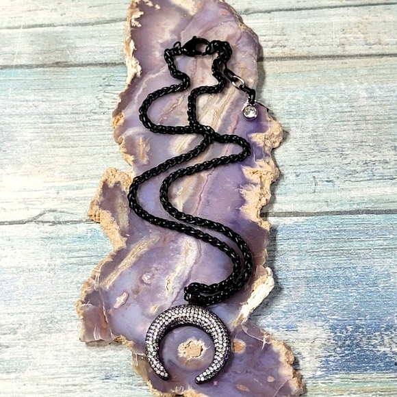 Elegant Black and Silver Necklace - Picture 1 of 11